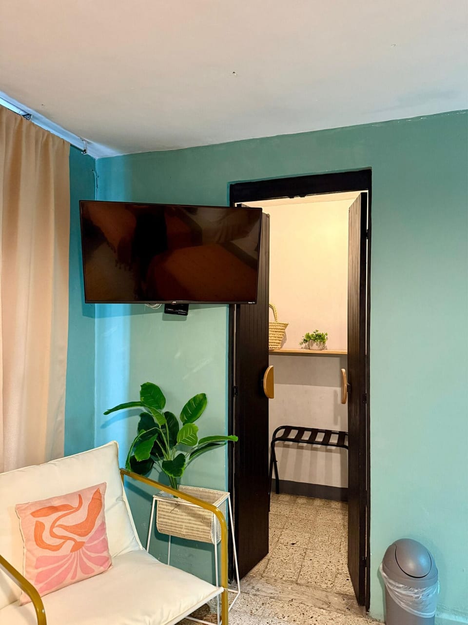 Standard Double Room | Living area | 40-inch TV with cable channels