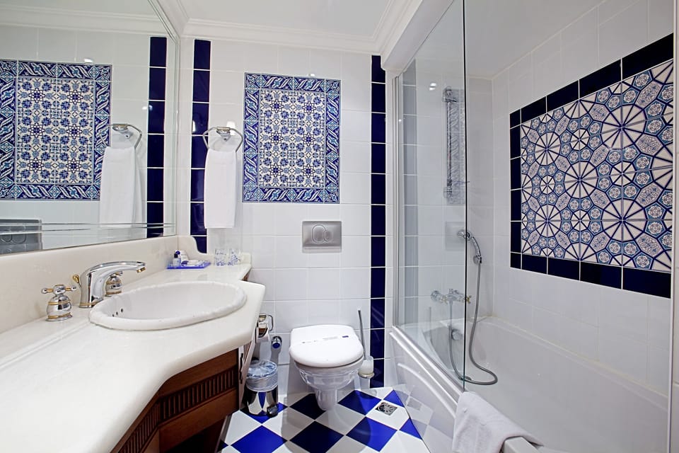 Bathtub, rainfall showerhead, free toiletries, hair dryer