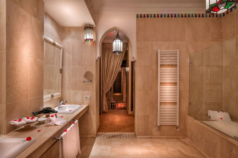 Combined shower/tub, free toiletries, hair dryer, slippers