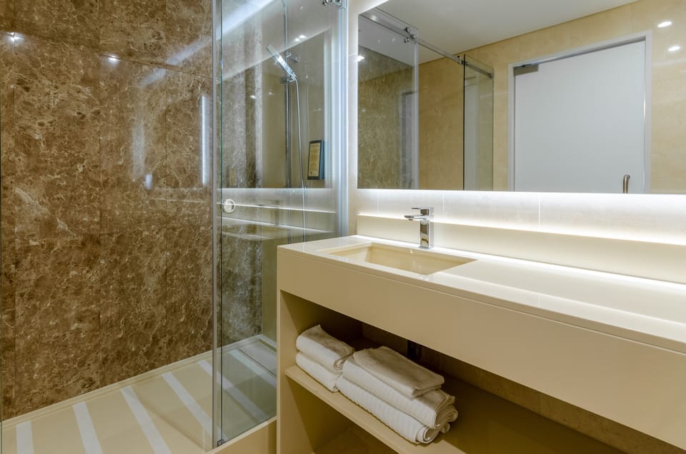 Suite Presidencial | Bathroom | Shower, free toiletries, hair dryer, bidet