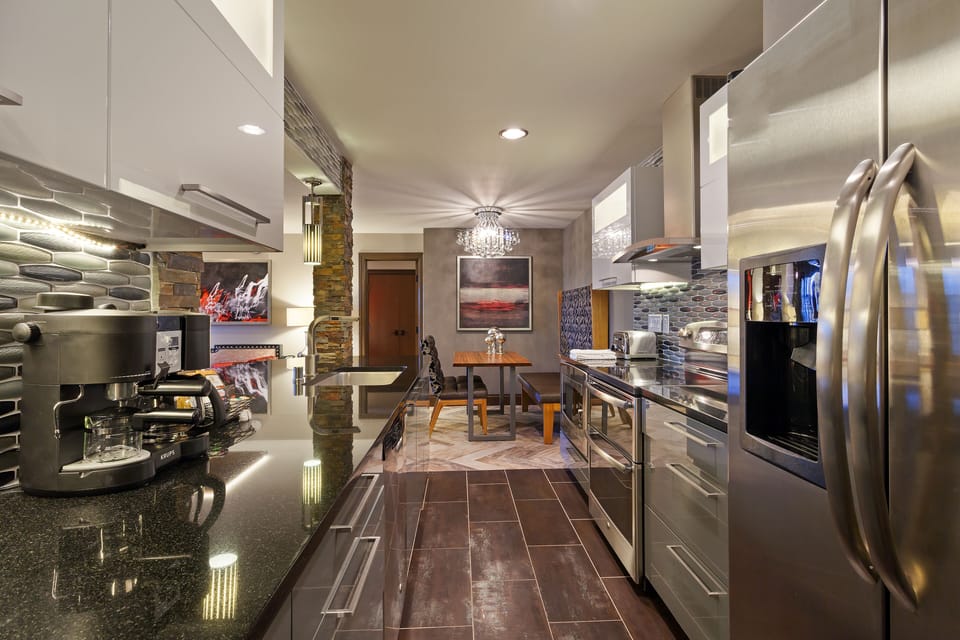 Full-size fridge, microwave, oven, stovetop