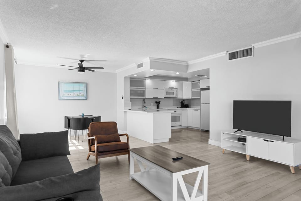 Apartment, Balcony | Living room | Flat-screen TV