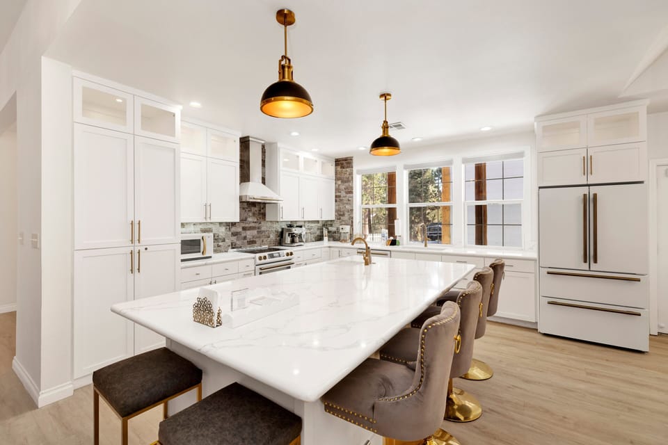 A beautiful dining table to enjoy a delicious home cooked meal.