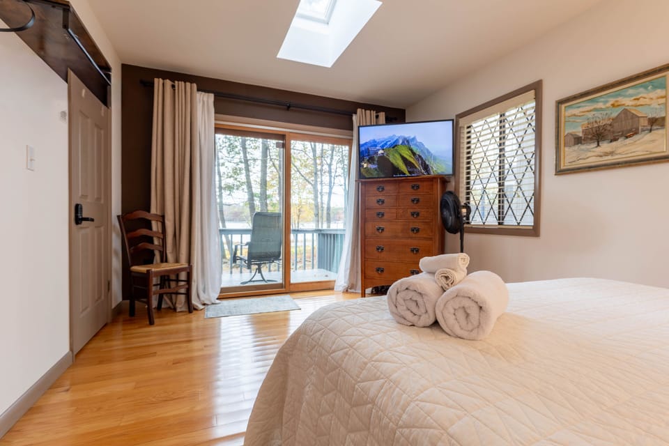 Lake views from your bed. Blackout curtains & Roku tv provided