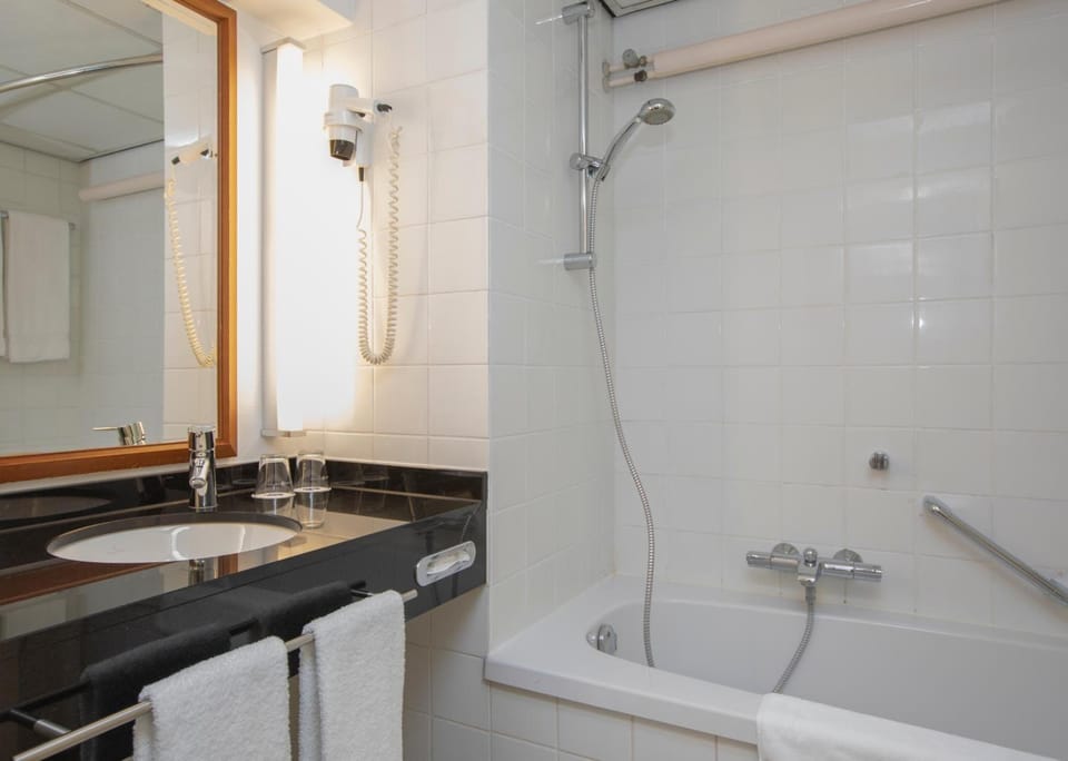 Combined shower/tub, deep soaking tub, eco-friendly toiletries, towels