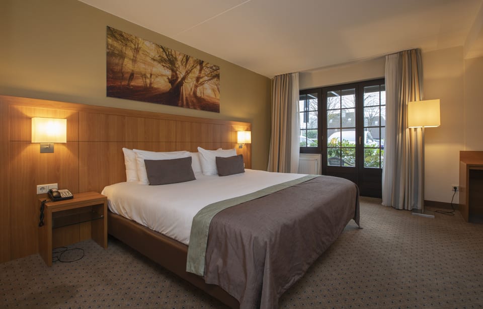 Junior Suite | In-room safe, desk, blackout drapes, free WiFi