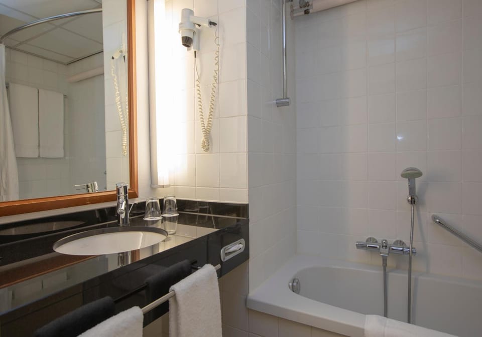 Combined shower/tub, deep soaking tub, eco-friendly toiletries, towels