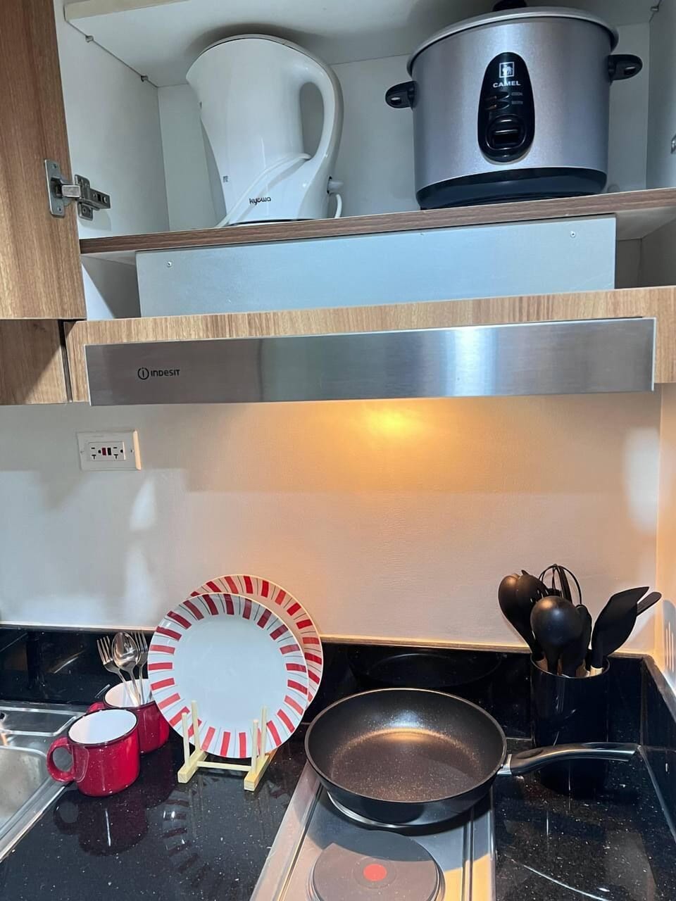 Microwave, cookware/dishes/utensils