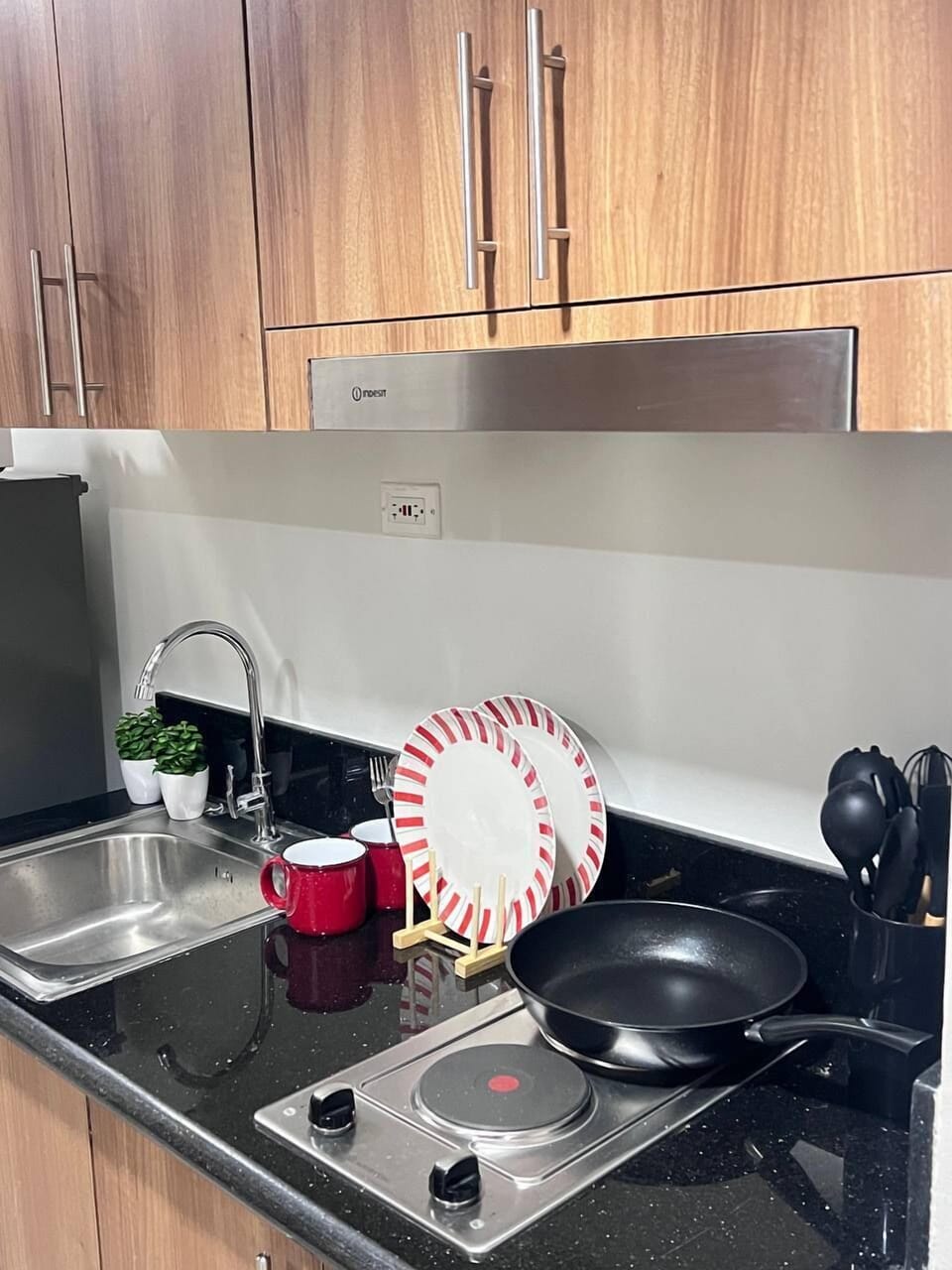 Microwave, cookware/dishes/utensils
