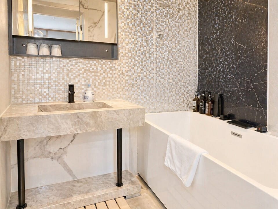 Superior Twin Room, Slope side | Bathroom | Combined shower/tub, rainfall showerhead, free toiletries, hair dryer
