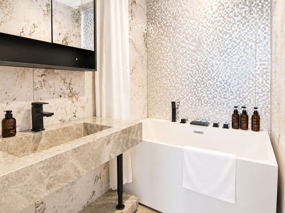 Classic Studio, Slope side | Bathroom | Combined shower/tub, rainfall showerhead, free toiletries, hair dryer