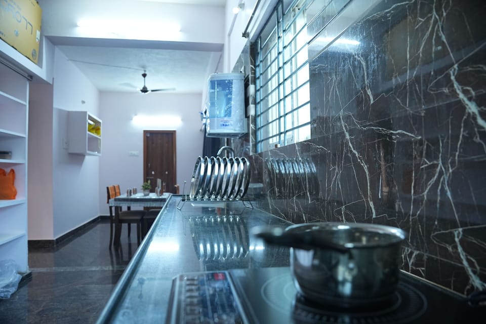 Deluxe Room | Private kitchen | Shared fridge, shared microwave