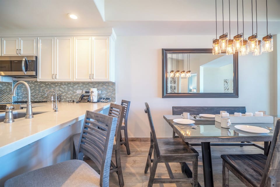 Dining table and seating at the kitchen counter