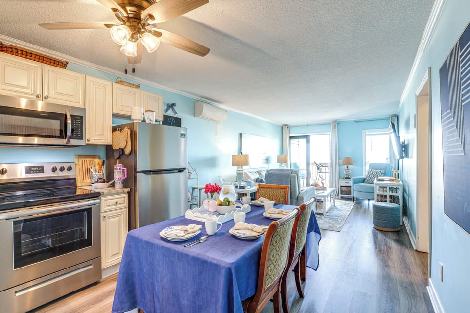 Dining Area | Dishware/Flatware Provided