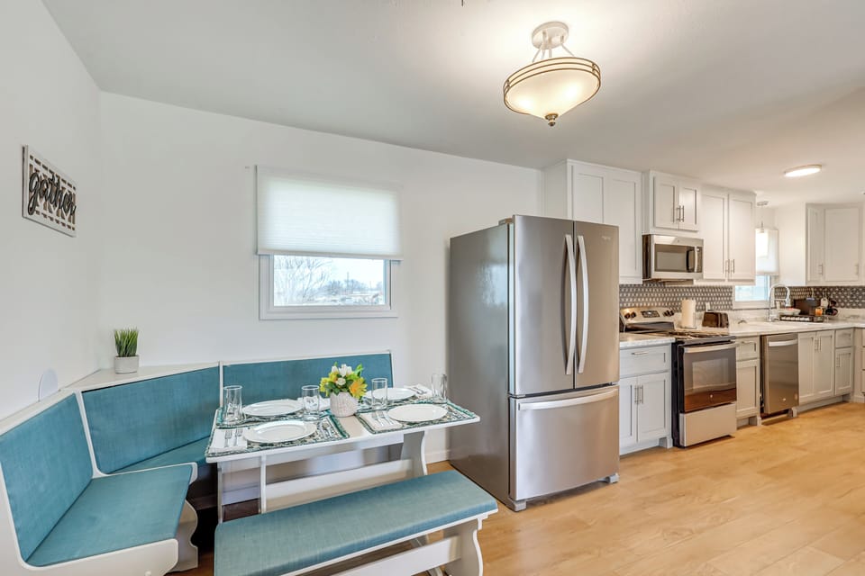 Dining Area | Dishware/Flatware Provided