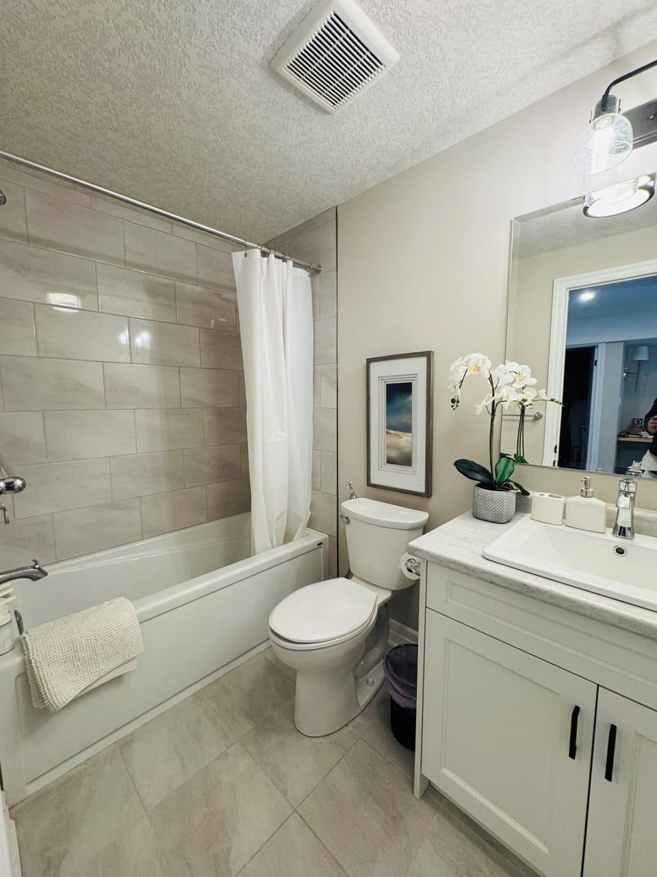 Full WR with tub, shower, hand-wash, body-wash, shampoo, conditioner, towels