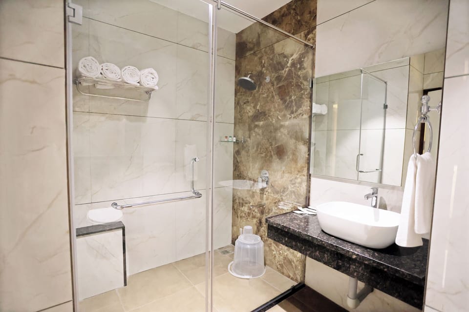 Luxury Suite | Bathroom | Shower, free toiletries, towels, soap
