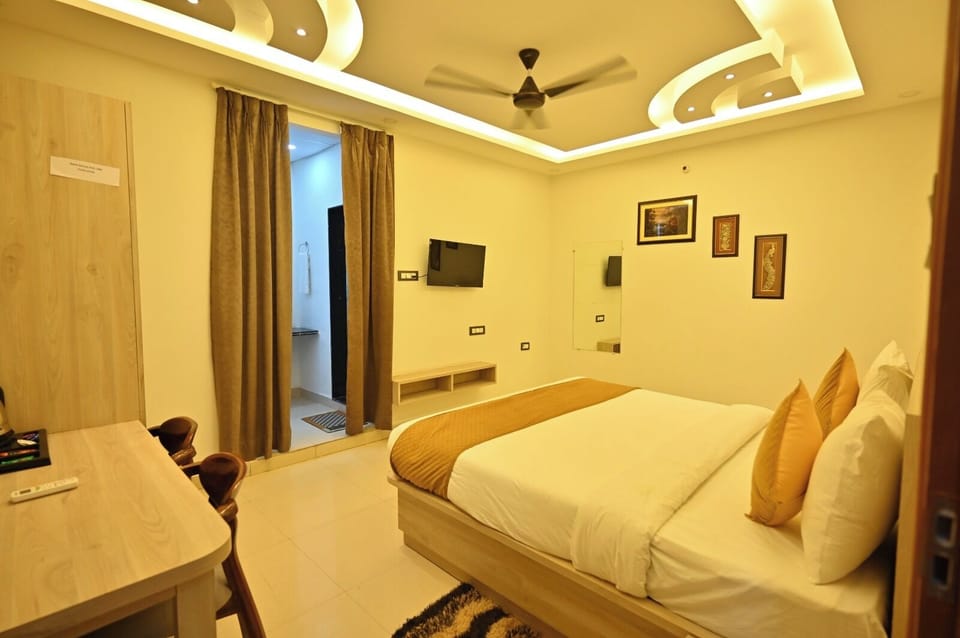 Deluxe Double Room | Laptop workspace, free WiFi