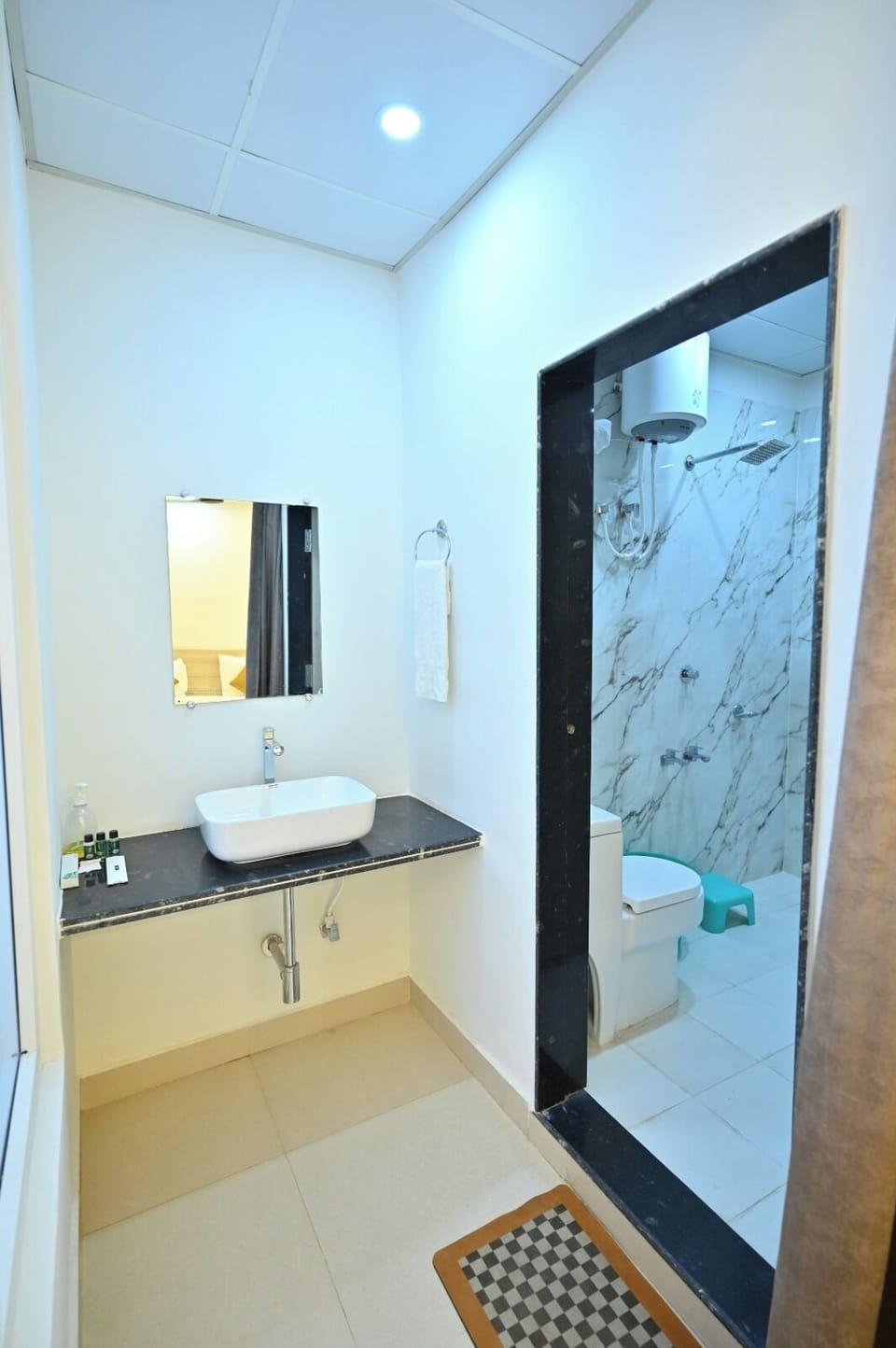 Deluxe Double Room | Bathroom | Separate tub and shower, free toiletries, towels