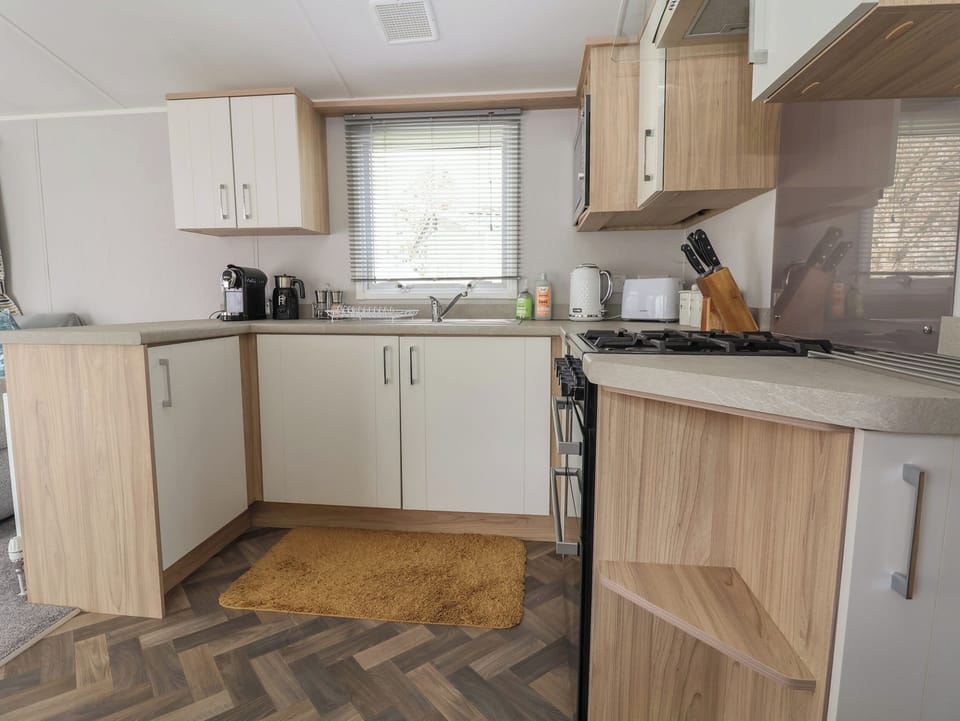 Fridge, cookware/dishes/utensils