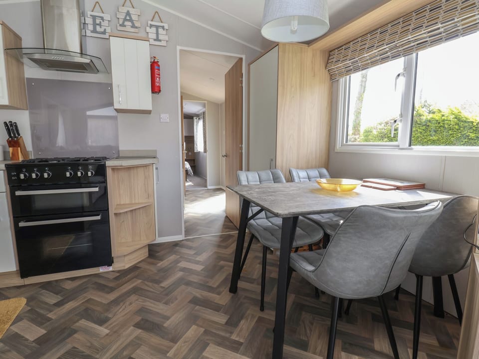 Fridge, cookware/dishes/utensils