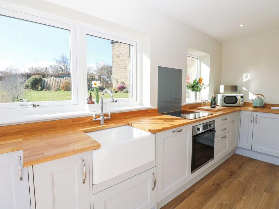 Fridge, dishwasher, cookware/dishes/utensils
