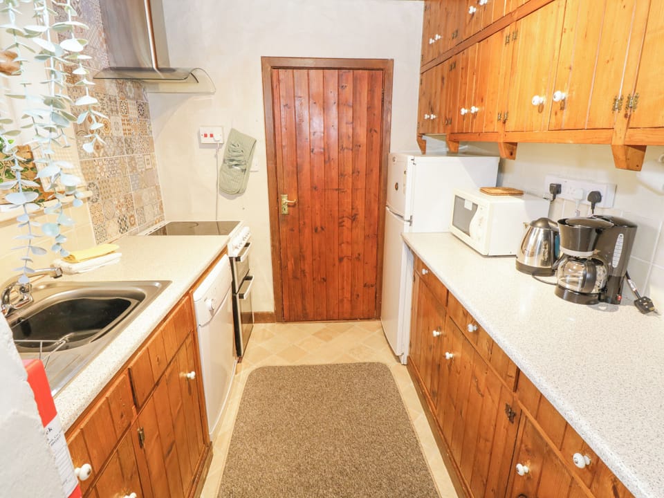 Dishwasher, electric kettle, toaster, cookware/dishes/utensils