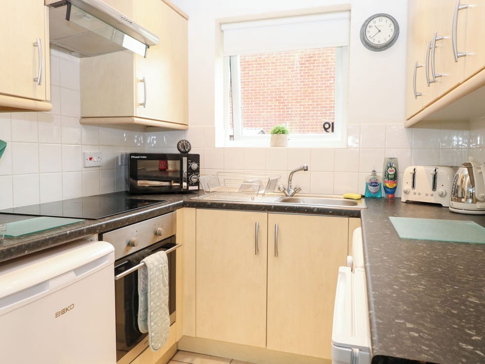 Cottage | Private kitchen | Fridge, electric kettle, toaster, cookware/dishes/utensils