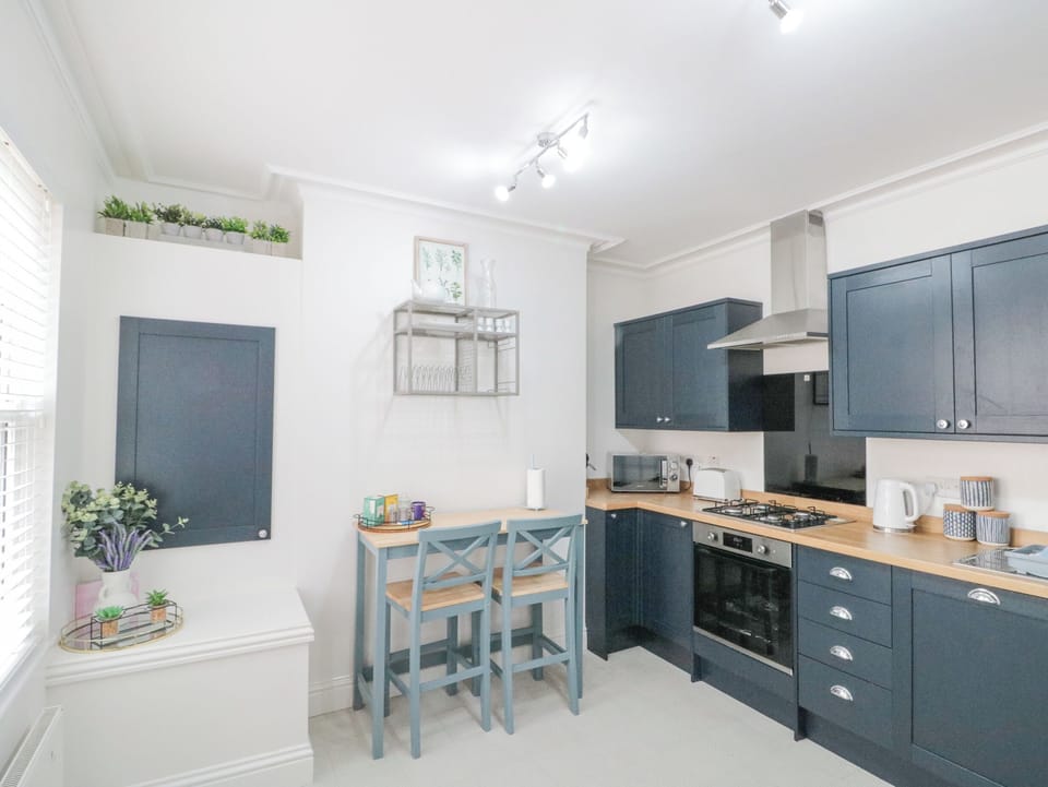 Fridge, dishwasher, cookware/dishes/utensils
