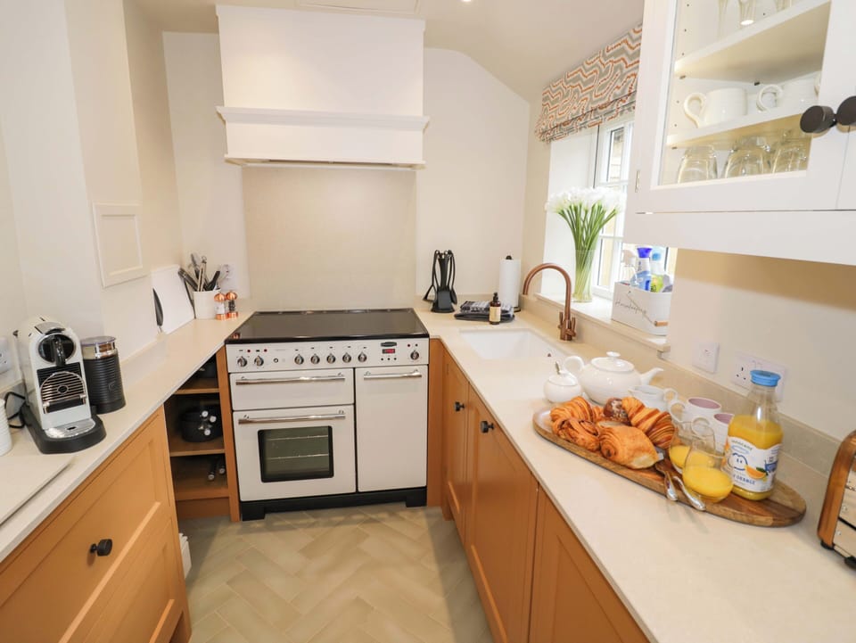 Cottage | Private kitchen | Dishwasher, cookware/dishes/utensils