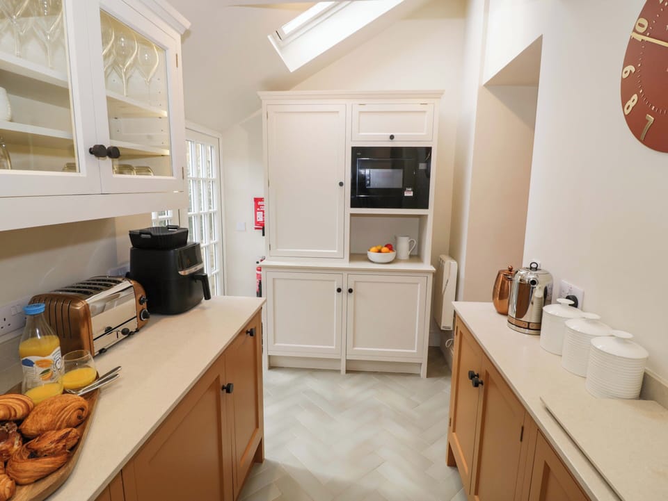 Cottage | Private kitchen | Dishwasher, cookware/dishes/utensils
