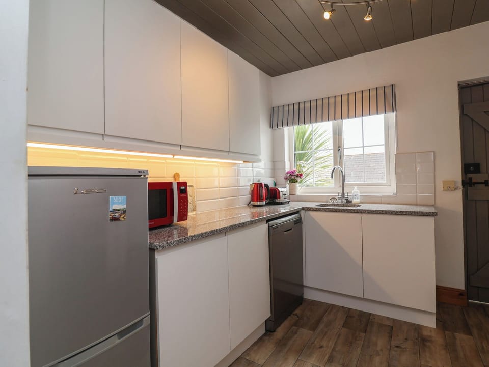 Cottage | Private kitchen | Fridge, dishwasher, electric kettle, toaster