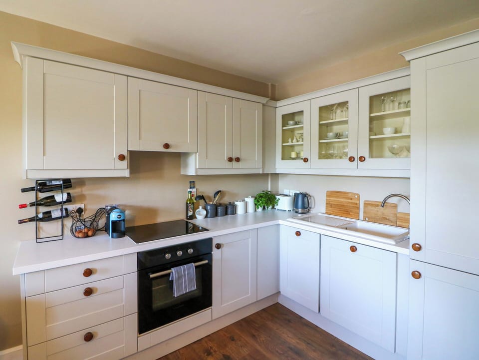 Dishwasher, electric kettle, cookware/dishes/utensils