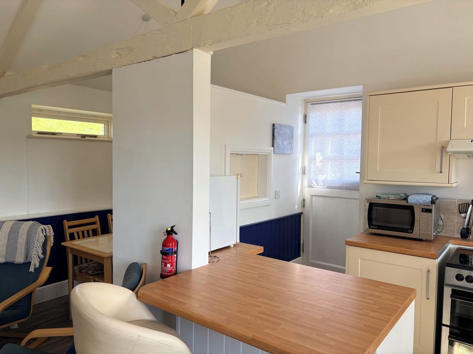 Cottage | Private kitchen | Fridge, electric kettle, toaster, cookware/dishes/utensils