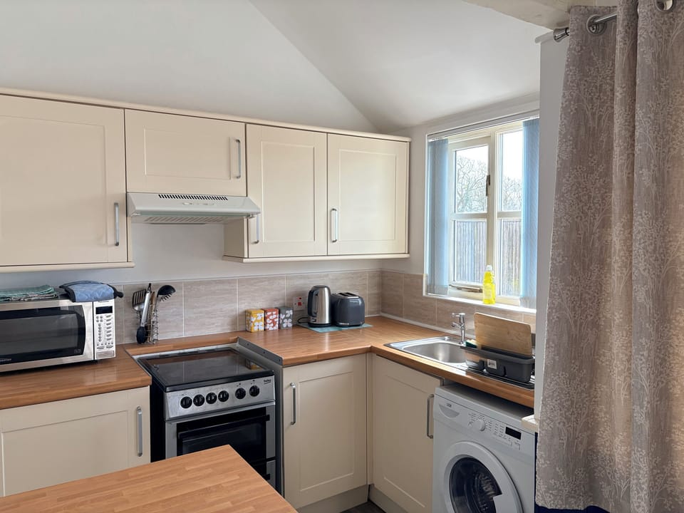Cottage | Private kitchen | Fridge, electric kettle, toaster, cookware/dishes/utensils