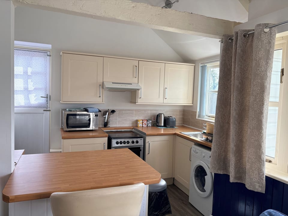 Cottage | Private kitchen | Fridge, electric kettle, toaster, cookware/dishes/utensils