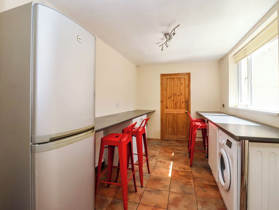 Fridge, dishwasher, cookware/dishes/utensils
