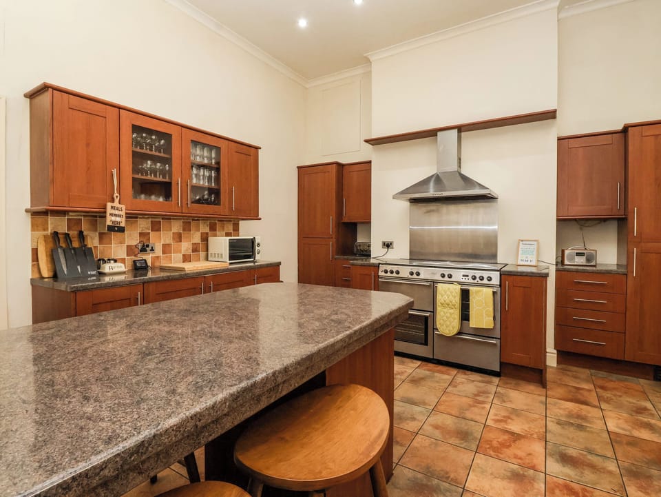 Fridge, dishwasher, cookware/dishes/utensils