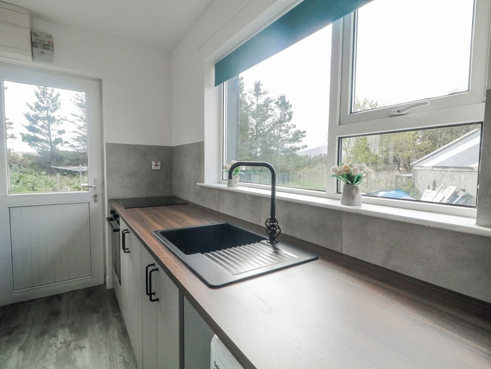 Cottage | Private kitchen | Electric kettle, toaster, cookware/dishes/utensils