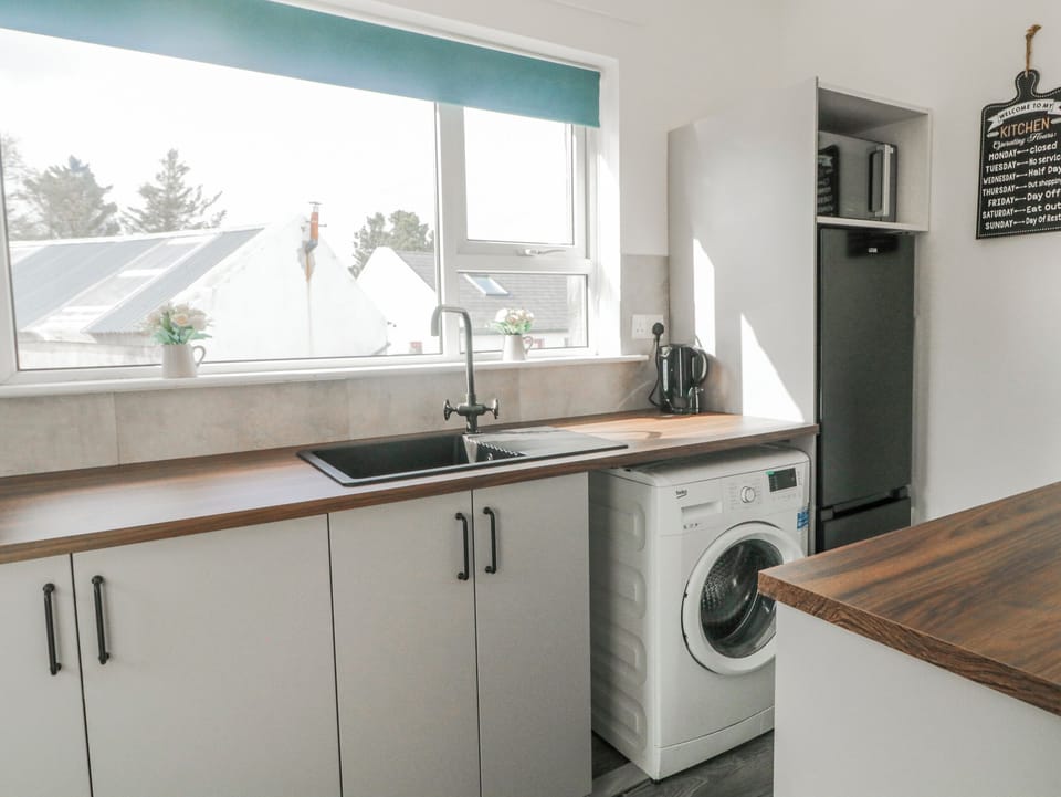 Cottage | Private kitchen | Electric kettle, toaster, cookware/dishes/utensils