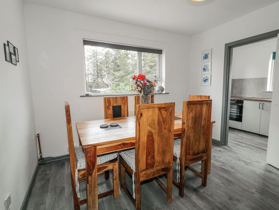 Cottage | Dining