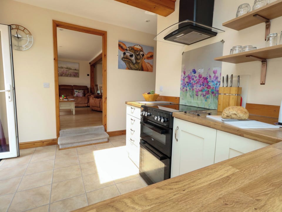 Cottage | Private kitchen | Fridge, microwave, dishwasher, cookware/dishes/utensils