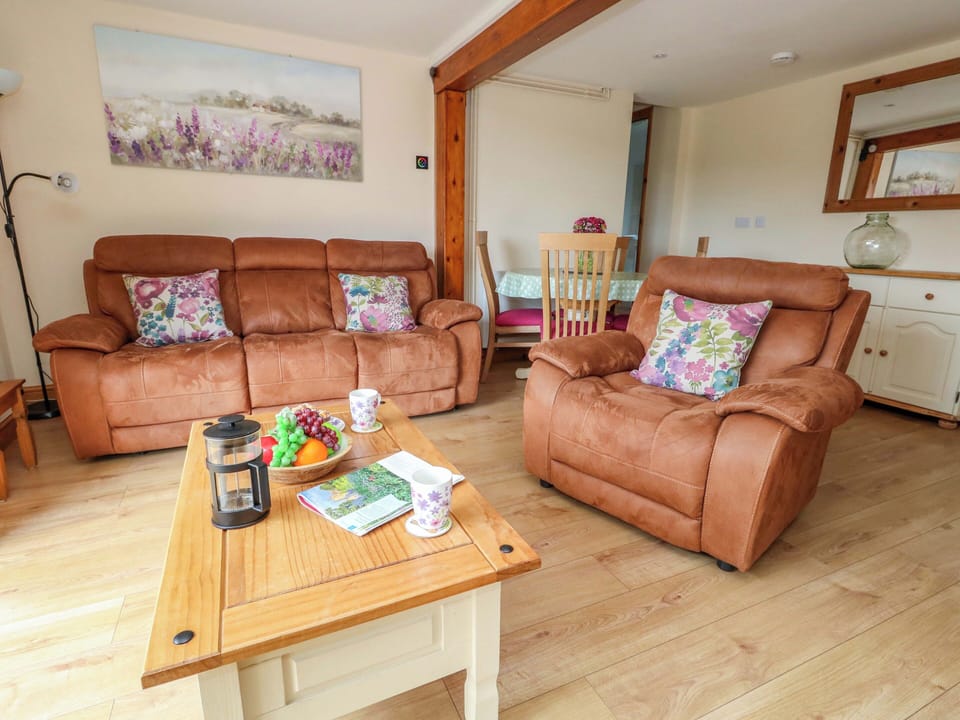 Cottage | Living area | Fireplace