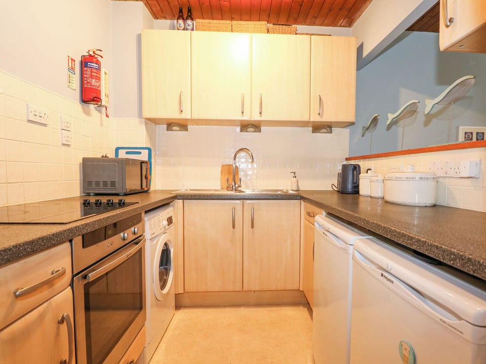 Fridge, cookware/dishes/utensils