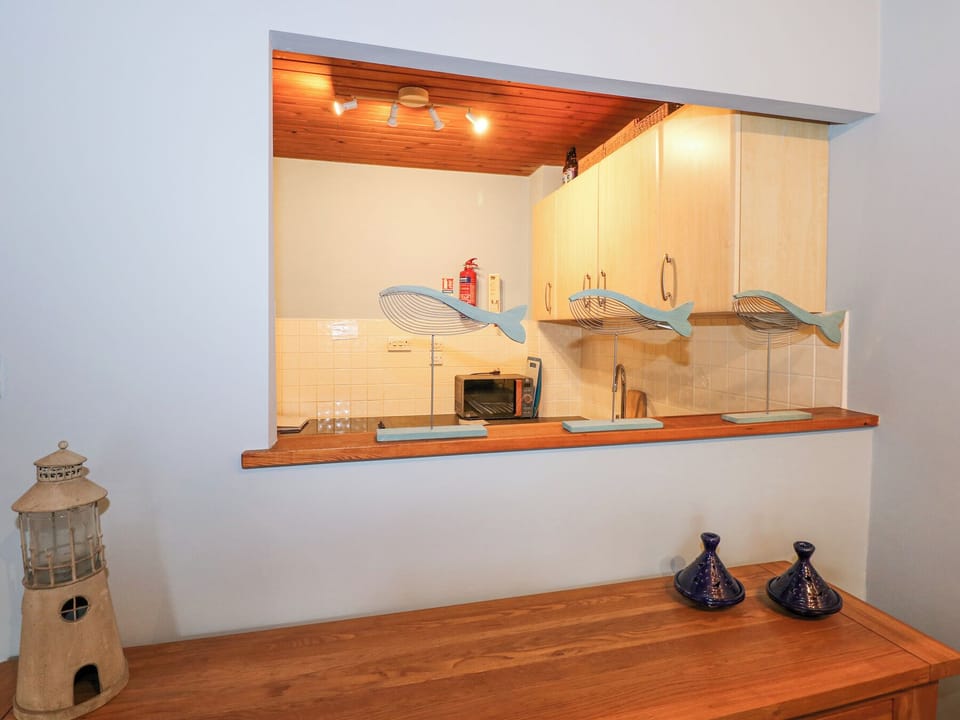 Fridge, cookware/dishes/utensils