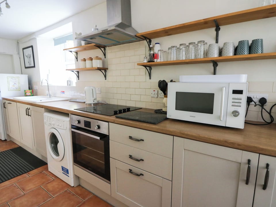 Fridge, dishwasher, cookware/dishes/utensils
