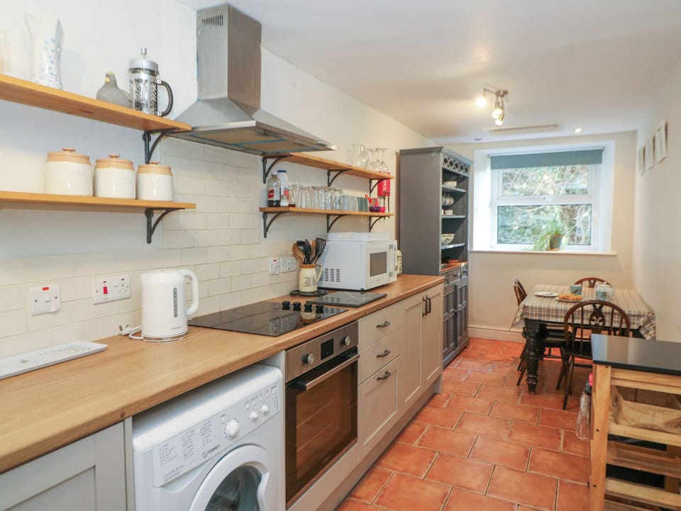 Fridge, dishwasher, cookware/dishes/utensils