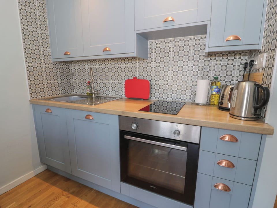 Cottage | Private kitchen | Fridge, electric kettle, toaster, cookware/dishes/utensils