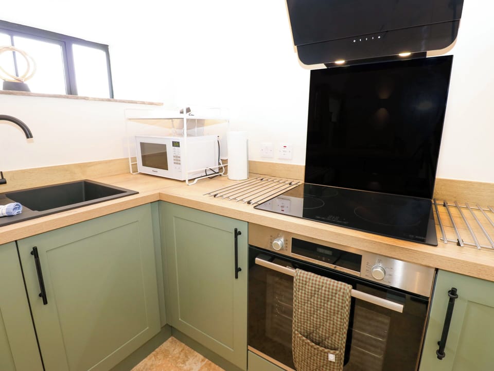 Cottage | Private kitchen | Fridge, dishwasher, electric kettle, toaster