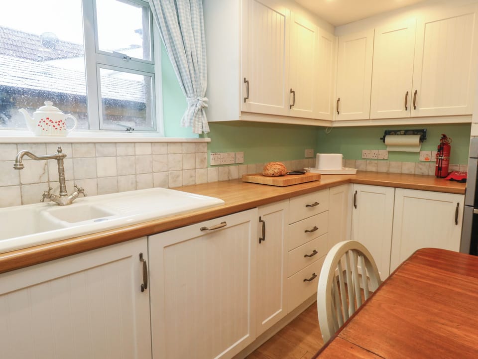 Dishwasher, electric kettle, toaster, cookware/dishes/utensils